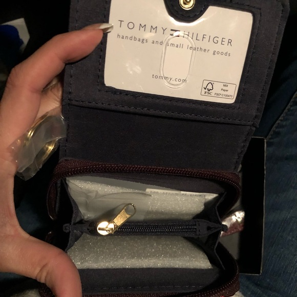 🇺🇸2/$20 Tommy Hilfiger wallet NWT
Or $20 individually - Picture 7 of 7